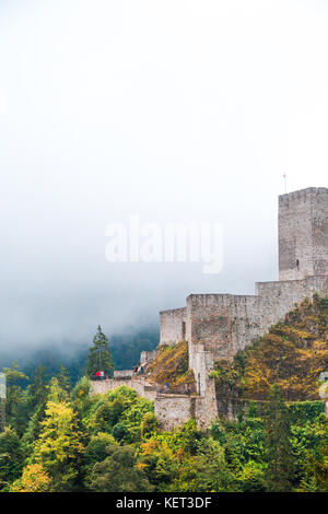 Vista generale del centro storico di Zil Castello sulla cima di una collina con grandi pareti in pietra tra alberi di pino e nebbioso sky. Zil castello fu costruito in Byzantyne pe Foto Stock