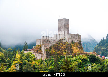 Vista generale del centro storico di Zil Castello sulla cima di una collina con grandi pareti in pietra tra alberi di pino e nebbioso sky. Zil castello fu costruito in Byzantyne pe Foto Stock