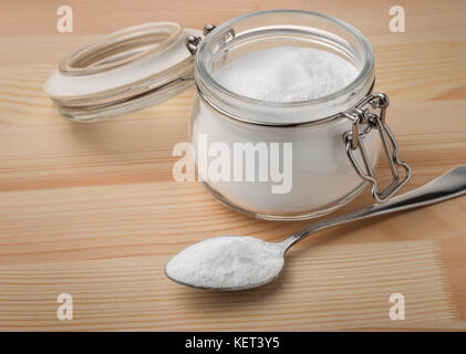 Il vaso e un cucchiaio di bicarbonato di sodio Foto Stock