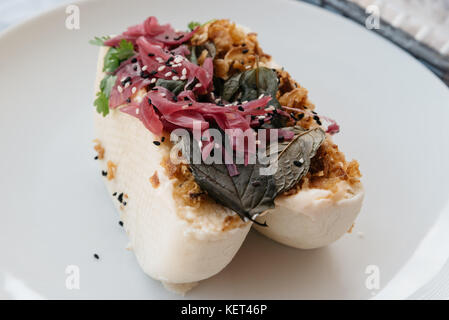 Vicino la foto di un tradizionale bao bun al vapore con carne di maiale fillin Foto Stock