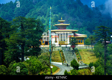 Chortens del memoriale del 108 Wangayal Khangzang Chortens ubriaco sul Passo di Douchula tra Thimphu e Punakha, Bhutan Foto Stock