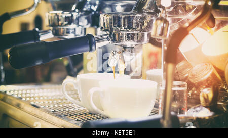 Uomini asiatici barista con macchina per caffè nella caffetteria counter - la donna di lavoro proprietario di piccola impresa cibi e bevande cafe concept Foto Stock