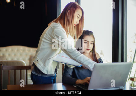 Due asian business donne utilizzando notebook di lavoro e di discussione del contratto importante in ufficio ,soft focus Foto Stock