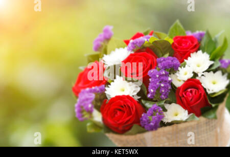Fiori di rose e bouquet sulla natura e sullo sfondo il giorno di san valentino sfondo ,soft focus Foto Stock