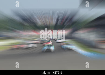 Auto da corsa su strada con motion blur sullo sfondo Foto Stock