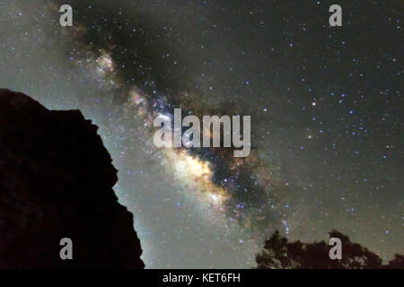 Soft focus e sfocate e lunga esposizione fotografia con il guadagno della via lattea sulla notte oscura in Thailandia Foto Stock