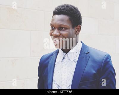 Felice giovane uomo della discesa africana Foto Stock