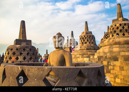 Il Borobudur un 9th-secolo Mahayana tempio buddista in Magelang. Java centrale, Indonesia. Foto Stock