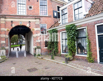 Vecchie case all'entrata di gardepoort a prinsenhof nell'antica città di Groningen nei Paesi Bassi Foto Stock