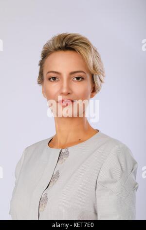Bella caucasica capelli corti business donna close up ritratto. Foto Stock
