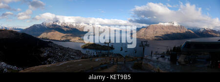 Panoramica, vista serale di Queenstown e il lago Wakatipu, dalla parte superiore della gondola skyline gondola, ben lomond Foto Stock