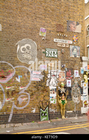 Una miriade di arte di strada pezzi sulla parete in corrispondenza della giunzione di Buxton Street e Brick Lane a Londra Inghilterra Foto Stock