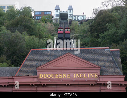 Due cavi di legno vetture, una crescente l'altro discendente della Duquesne Incline meta turistica di Pittsburgh, in Pennsylvania. Foto Stock