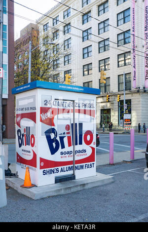 Il custode del parcheggio allo stand adiacente alla Andy Warhol Museum sulla sponda nord di Pittsburgh, in Pennsylvania. Foto Stock