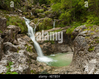 Vista di una piccola cascata in prossimità di Hallstatt nelle Alpi austriache Foto Stock