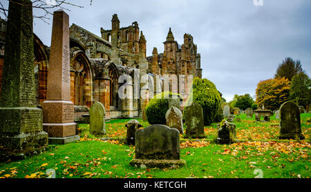 Colore autunnale all'Abbazia di Melrose, frontiere scozzesi Foto Stock