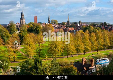 Shrewsbury in autunno, guardando oltre il fiume Severn alla cava, Shropshire. Foto Stock