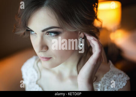 Giovane sposa ottenere pronto per il matrimonio Foto Stock