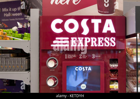 Un caffè costa esprimere la macchina in un supermercato a un negozio di alimentari. Foto Stock