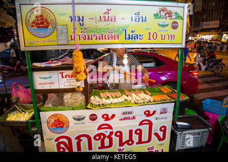Cucina di strada in stallo, Bangkok, Thailandia Foto Stock