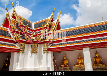 Ornati tetti colorati di Wat Pho, Bangkok, Thailandia Foto Stock