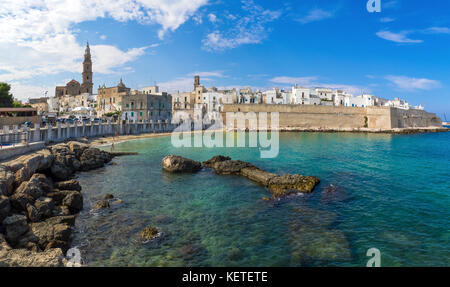 Monopoli (Italia) - una città bianca sul mare con il porto, provincia di bari, puglia, italia meridionale Foto Stock