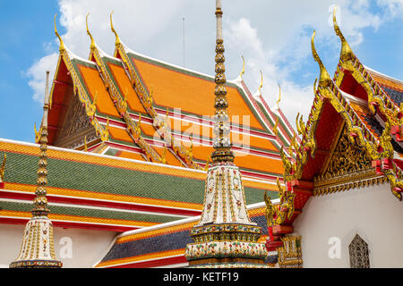 Ornati tetti colorati di Wat Pho, Bangkok, Thailandia Foto Stock