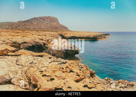 Vista del mare aperto. rocky seashore con cielo blu. splendido deserto Cipro. limassol Foto Stock