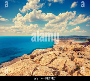 Vista aerea del mare aperto. rocky seashore con blu cielo nuvoloso. splendido deserto Cipro. limassol Foto Stock