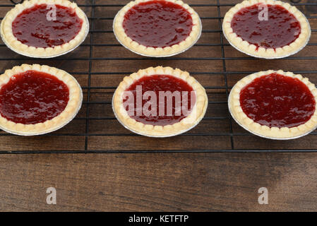 Tartellette alle fragole raffreddamento sulla cremagliera Foto Stock