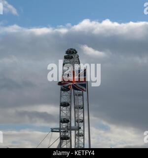 Britannica union jack flag battenti di fronte al London Eye Foto Stock