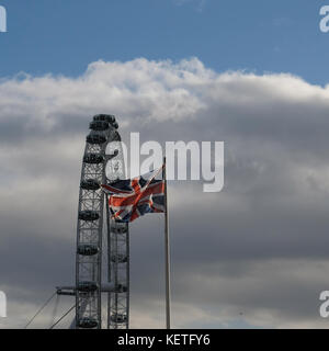 Britannica union jack flag battenti di fronte al London Eye Foto Stock