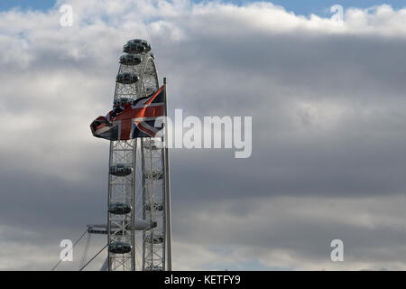 Britannica union jack flag battenti di fronte al London Eye Foto Stock