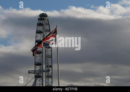 Britannica union jack flag battenti di fronte al London Eye Foto Stock