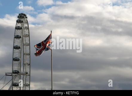 Britannica union jack flag battenti di fronte al London Eye Foto Stock