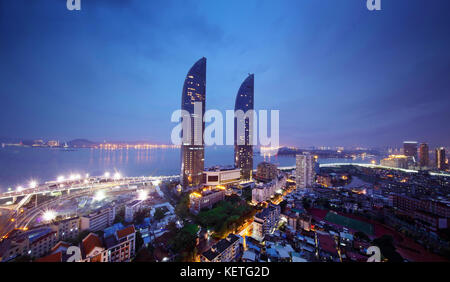 Vista notturna della città architettura in xiamen,provincia del Fujian,Cina Foto Stock