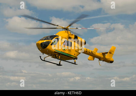 Lincolnshire nottinghamshire's air ambulance in atterraggio a tollerton aeroporto per un trasferimento del paziente Foto Stock