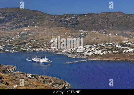 Gavrio porta e il resort di Andros isola, Grecia Foto Stock