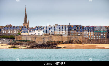 Vista sulla città murata di Saint-Malo da Dinard, Bretagna, Francia Foto Stock