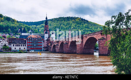 Il vecchio ponte Neckar e città di Heidelberg, Germania Foto Stock