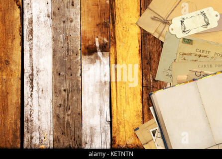Grunge sfondo con libro retrò e vintage cartoline vecchie tavole di legno. scritta sulla card - carte postale - cartolina in francese. spazio copia Foto Stock