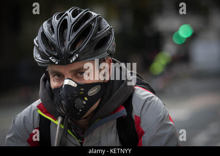 Ciclisti a Bloomsbury, nel centro di Londra, come sindaco di Londra Sadiq Khan lancia la tassa di tossicità di £10 al giorno (T-Charge) a Londra. Foto Stock