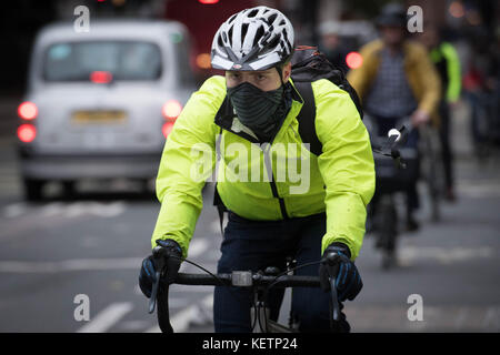 Ciclisti a Bloomsbury, nel centro di Londra, come sindaco di Londra Sadiq Khan lancia la tassa di tossicità di £10 al giorno (T-Charge) a Londra. Foto Stock