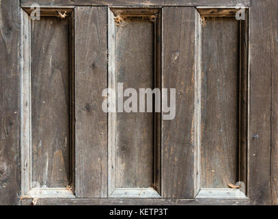 Texture della vecchia porta di legno sul vecchio castello Foto Stock