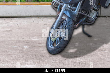 La parte anteriore del motociclo di grandi dimensioni stand su asfalto parcheggiata vicino Foto Stock