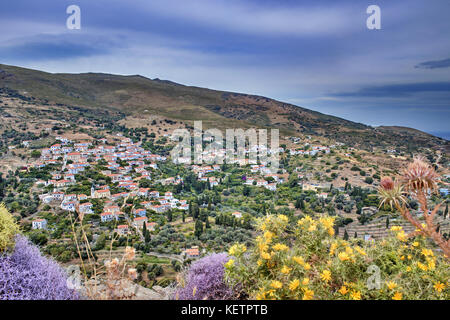 Stenies village, il luogo di nascita di molti greco armatori di fama nell'isola di Andros, Cicladi Grecia Foto Stock