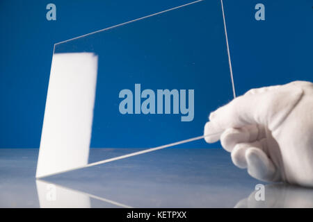 Vetro antiproiettile nel laboratorio di ottica. controllare le proprietà ottiche del vetro temprato Foto Stock