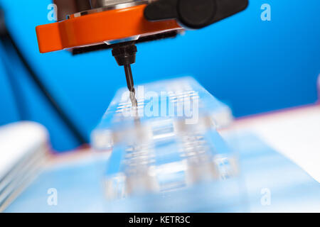 La macchina fresatrice elabora il vuoto in plastica Foto Stock