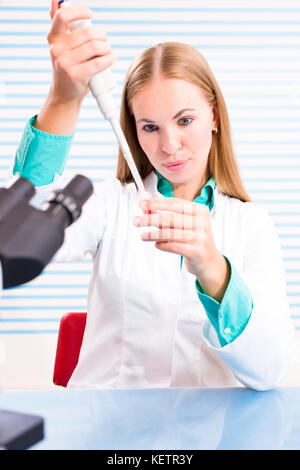 Un infermiere in un ospedale test di laboratorio un sangue Foto Stock