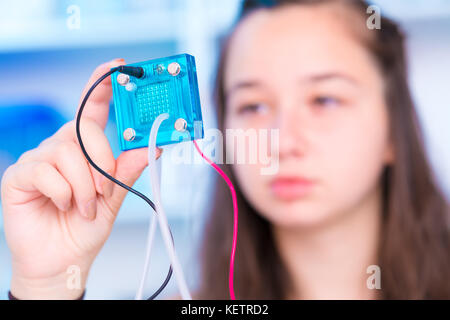 Schoolgirl sta sperimentando con una cella a combustibile idrogeno Foto Stock